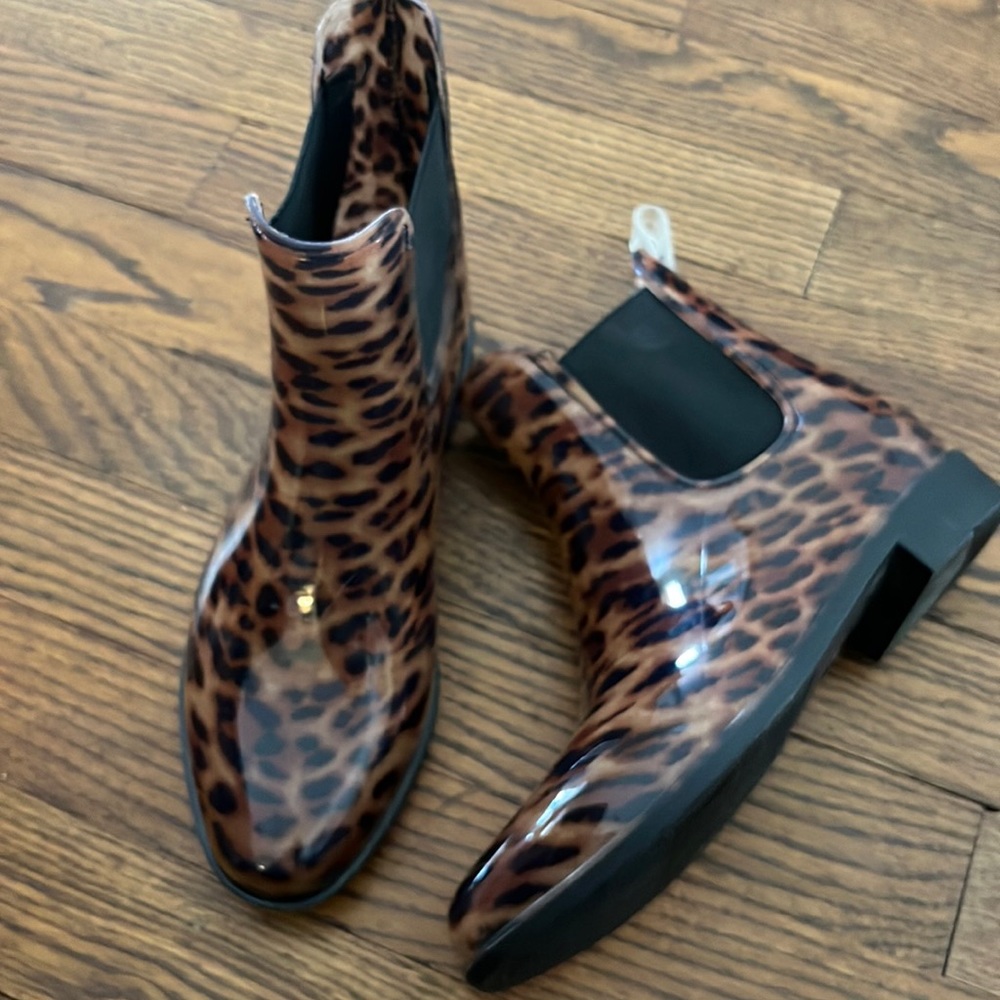 Women’s leopard print pull on rain booties. Size 5